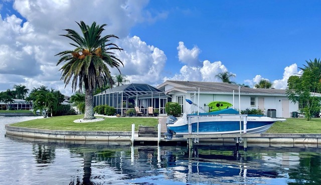 Heated pool, Tropical waterfront home , Dock, Gulf access minutes from downtown.