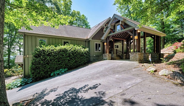 Heavenly Views - Luxury Mountain Home with Mountain and Lake views near Lake Glenville! in Cullowhee
