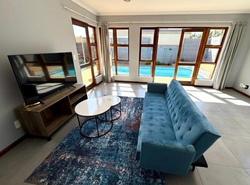 Hideaway-Poolside Comfort cottage 3km to the Beach in Cape Town