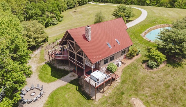 High Meadows Secluded Luxury Lodge, 20+ Acres, Hot Tub, Private Trails, Wifi in Rockbridge