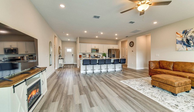 Home < 1-Mi Walk to Warm Mineral Springs Park!