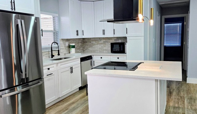 Home with pool, 3 Bedroom, 2 bathroom and 1 living room at Bayshore Gardens.