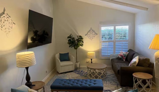 Homey oasis with heated pool 5 minutes from beach