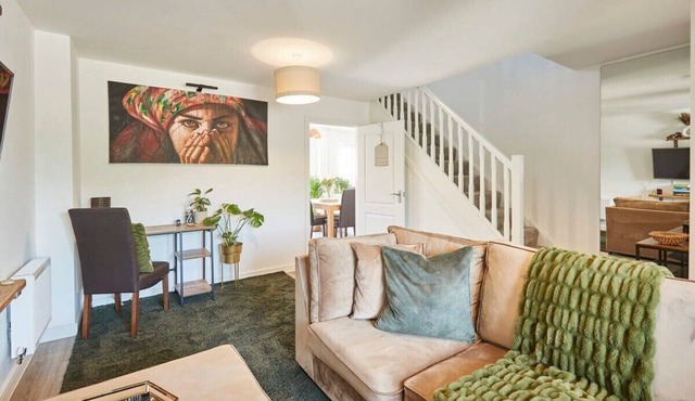 Host & Stay | Cornflower Way in Gloucester