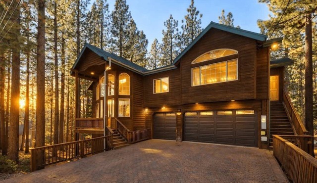 HUGE 7Br Cabin: Pool Table, Games, Bonus Bedroom in South Lake Tahoe