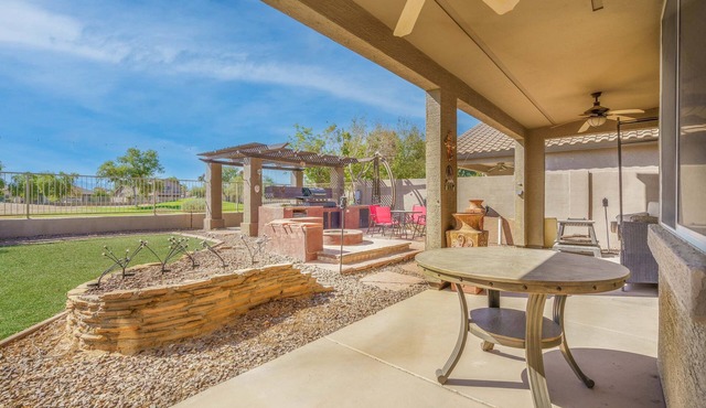 King Bed! BBQ & Golf Course! in Avondale