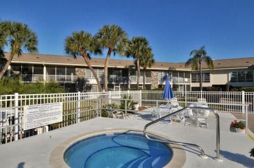 King Bed - Walk to St. Armand's Circle and Lido Beach in Minutes!