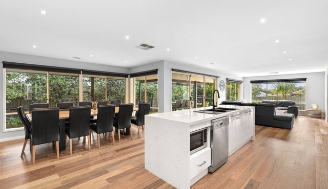 KINGSTON DOWNS - OCEAN GROVE - Sleeps 17 Strictly Family and Corporate Bookings in Ocean Grove
