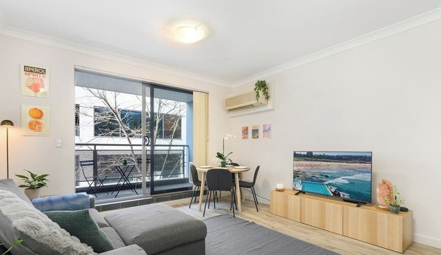 KozyGuru | Redfern | Vibrant Cityside Retreat in Redfern