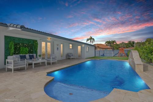 La Femme Luxe Oasis -5 Bedrooms, Htd Pool, Mini Golf, Jacuzzi, Game Room, BBQ,Pickleball