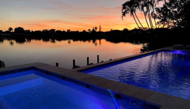 Lake Front, Free Amenities Heated Pool, Spa, Kayaks, Bikes, Fishing gear & More