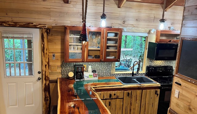 Lake Lure Retreat. Perfect for a budget honeymoon or last minute anniversary! in Lake Lure
