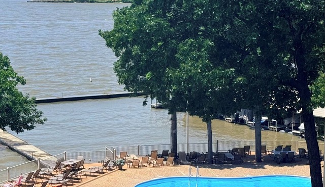 Lakefront Condo Balcony & Pool Near Margaritaville, Redheads Grill, Shorty Pants in Osage Beach