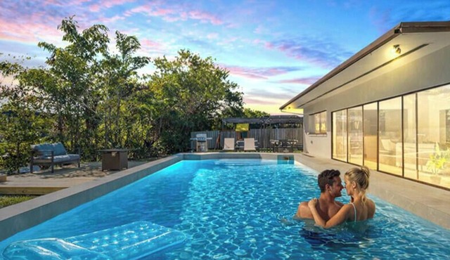 Lakefront Villa 6BR Pool & BBQ Near Calle 8 in Miami