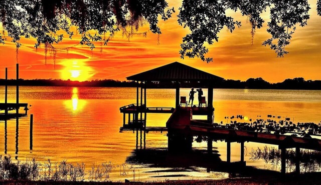Lakeside Lily Pad - Cozy Retreat w/Hot Tub on Lake Francis
