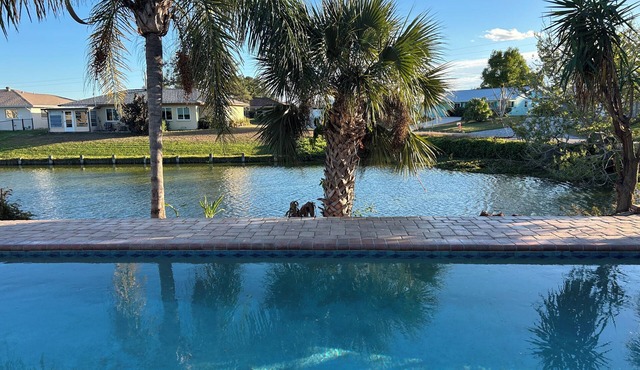 Lakeside Retreat 3BD/2BA home with pool for a relaxing getaway