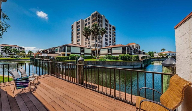 Lakeview 2BR/2BA condo with pool, hot tub, Wi-Fi, and near the ocean. in St Petersburg