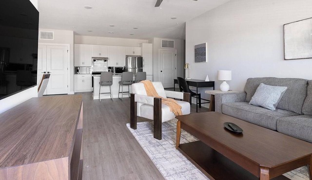 Landing | Spectacular 2BD, Pool