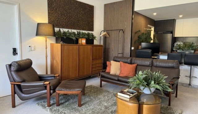 Large Midnight Studio 3, with MCM vibe, in the heart of town in Braddon