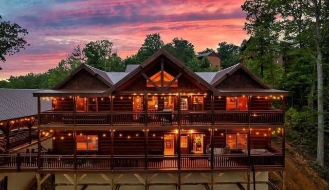 Laughing Fox Lodge 8 Bedroom Cabin in Sevierville