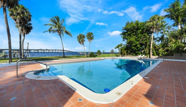 Leave the World Behind. 7 Bedroom Sleeps 20+, River View, Pool, Pets ok