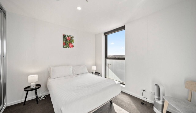 Light-Filled 1-Bed Apartment with Pool & Gym in Gungahlin