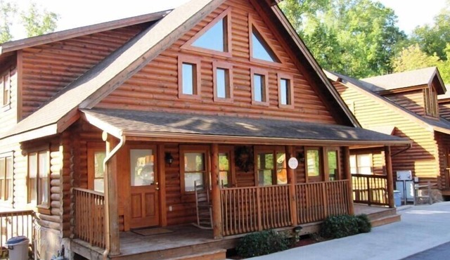 Log cabin with full resort amenities half-mile from the Parkway in Pigeon Forge