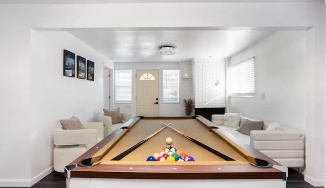 Long Term Rental St Pete 10 mins from Treasure island/Madeira Beach, Pool Table!