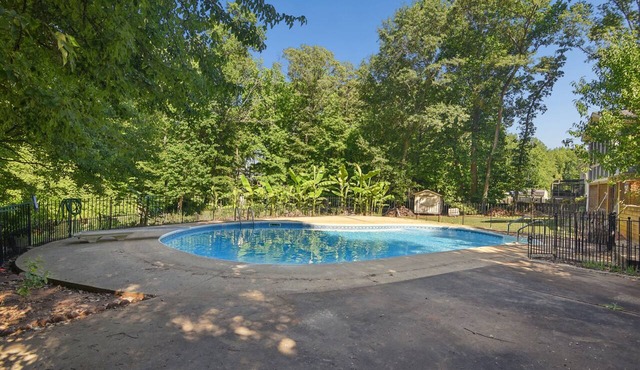 Lovely 4-bedroom house with in-ground pool