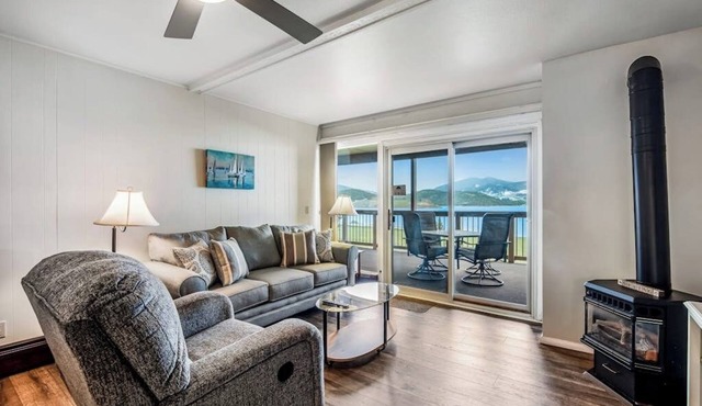 Lovely Lakefront Condo with Fireplace, Free High-Speed WiFi and Stunning Views in Dillon