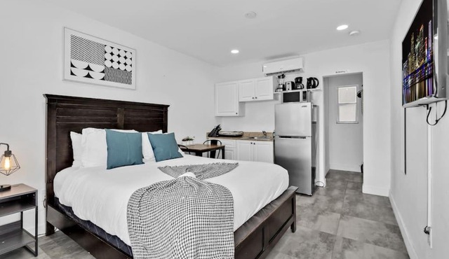 Lovely Studio Walking Distance To Ocean - Suite 7 in Hollywood