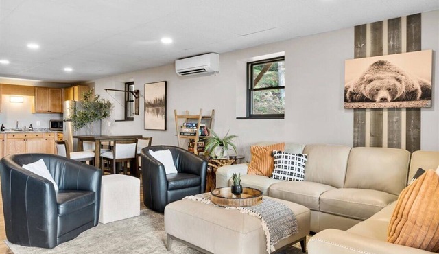 Luxe Mountain getaway only 15 minutes from the city!