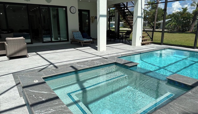 Luxe Pool-Side 6-bed Villa in Naples Minutes to Vanderbilt Beach and Mercato!