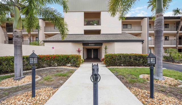 Luxurious 2-Bed, 2-Bath Condo in the Halyard Club