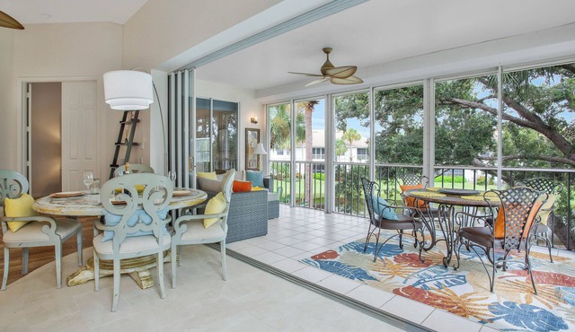 Luxurious 3b/3b condo, upscale gated community, patio, pool, 10min beach shuttle