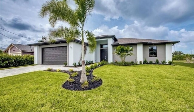 Luxurious home 4 king beds + 2 roll away twin beds, 3 full baths. pool w/heater