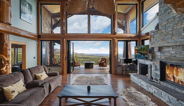 Luxurious Mountain View Paradise with Hot Tub in Comox-Strathcona