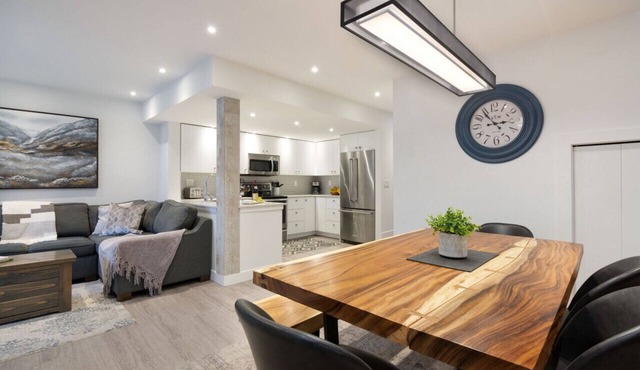 Luxury 3Br TH- Private Hot Tub/AC/Pool/Bike Storage in Whistler