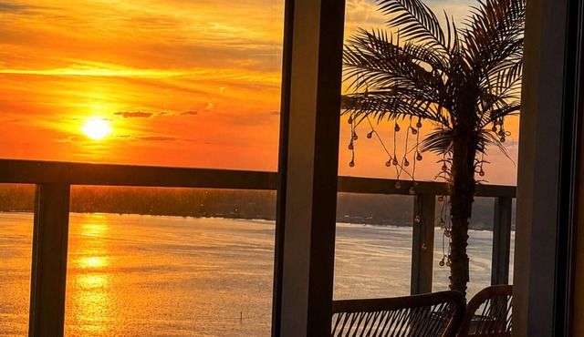 Luxury Dolphin Sunset Retreat Myers Waterfront