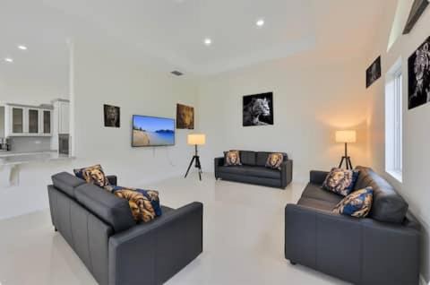 Luxury Family Davie Rancho STR-6114 in Davie