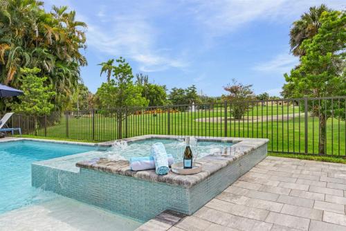Luxury Golf-Front Retreat 3BR3BA HTD Pool, Jacuzzi, GOLF AVAILABLE