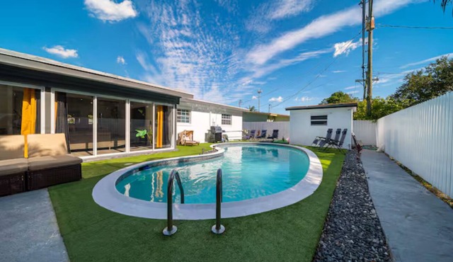 LUXURY POOL VILLA 5BD 4BR #3, Heated Pool in Miami