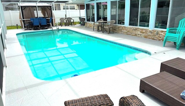 Luxury Spacious 6 bedrooms Private Pool Spa 2 miles to Beach W/Heated huge pool in Largo