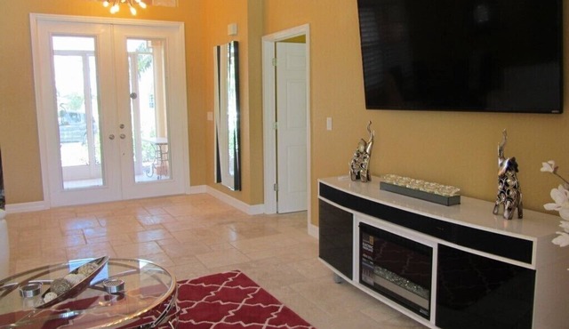Luxury Villa, SW, Gulf access, Wifi, Pool & Spa, Smart TV, Roof solar panels