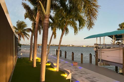 Matlacha Waterfront Retreat: Dock & Hot Tub! in Matlacha