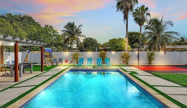 Miami Resort Villa/Luxury Home/Heated Pool/Hot Tub/Mini Golf in Cutler Bay
