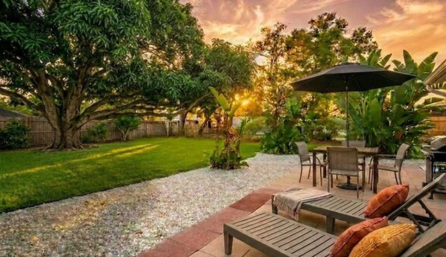 Mid-Century Retreat close to Everything.