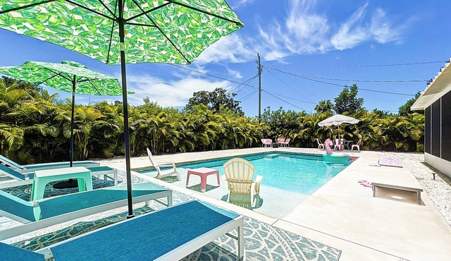 MidCentury Modern Heated Pool Retreat minutes to Siesta Key Beach & Downtown
