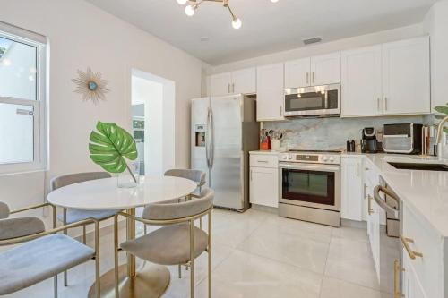 Modern 2BR with Jacuzzi BBQ Near Beach & FLL