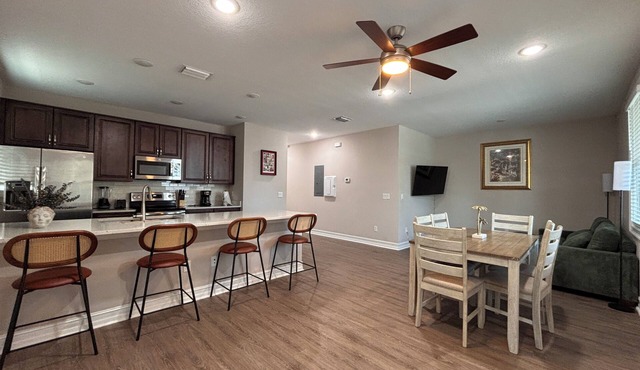 Modern 3BR Near Ybor - Sleeps 8 - Free Parking in Tampa